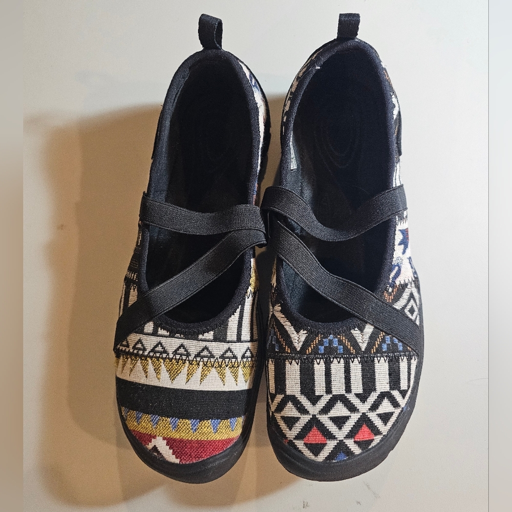 Patterned Women's Shoes with Black Straps